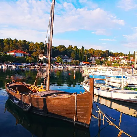 Nikolina - Vitarnja * Jelsa (Hvar)
