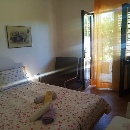 Nikolina - Vitarnja Jelsa (Hvar)